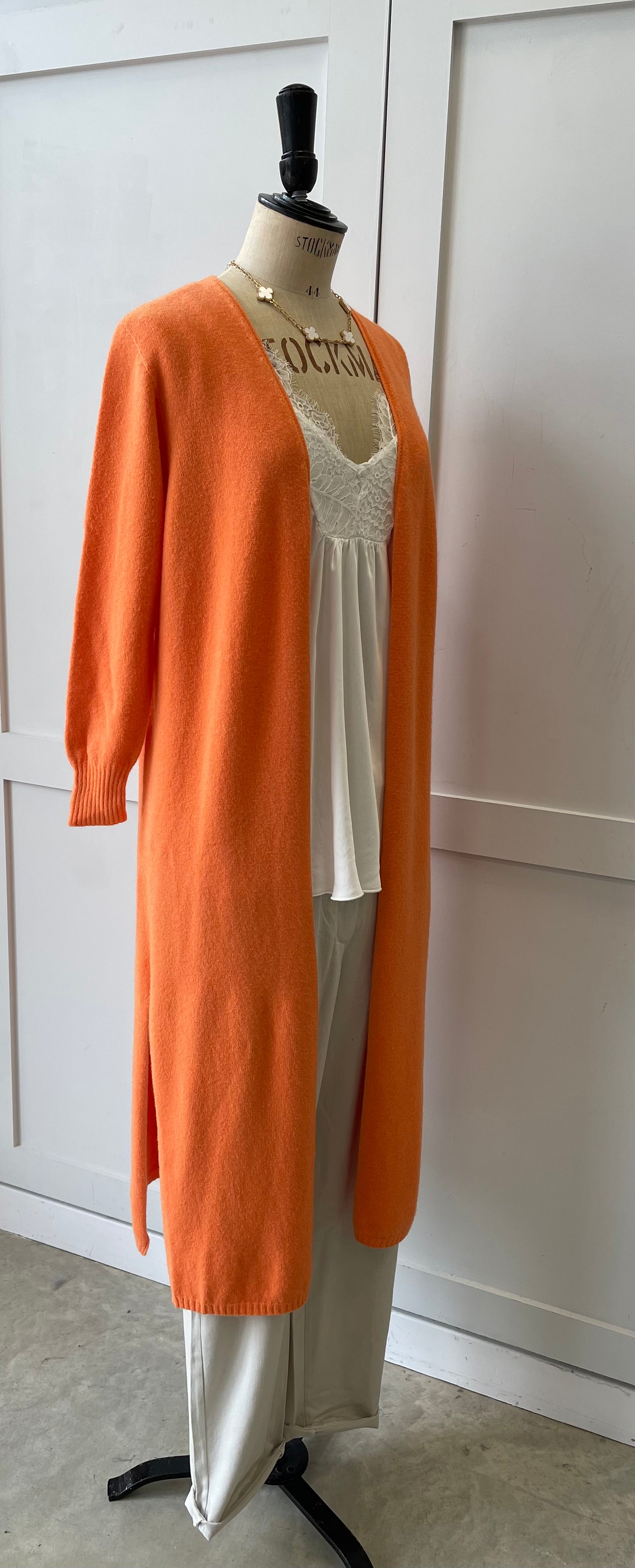 Long side split outlet cardigan